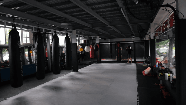 Khu vực bao cát tại trung tâm đào tạo Thanh Bình MMA